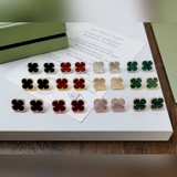 VCA Van Cleef & Arpels средние серьги-гвоздики в форме четырехлистного клеве