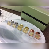 Рождественская ограниченная серия новых сережек-гвоздиков VCA от Van Cleef &