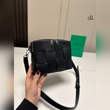 Размер (с коробкой)： 21 × 16 BV кассеты. Новая тканая сумка прямоугольной формы.