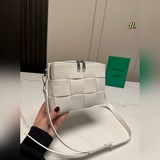 Размер (с коробкой)： 21 × 16 BV кассеты. Новая тканая сумка прямоугольной формы.