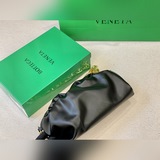 Размер подарочной коробки： 30*15 см. Сумка-кошелек The Chain от Bao Die Jia.