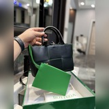 (Подарочная упаковка) Новая сумка-тоут из плетеного материала BV. Новая весенняя