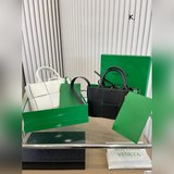 Сумка BV с плетеным дном. Классическая сумка, подходящая к любому стилю, модная 