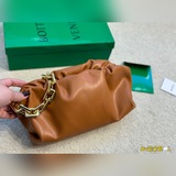 В комплекте с сумкой BV Cloud Bag. Дизайн с большой цепочкой выглядит стильно и 
