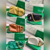 В комплекте с коробкой. Сумка The Chain pouch DL представляет собой обновленную 