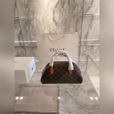 Новая сумка Celine в форме пельменей, подходящая к любому наряду, просто очарова