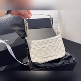 (Складная подарочная коробка) Chanel, сумочка-сокровище, подержанная, с цепочкой