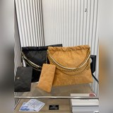 Сумка Chanel Gold Coin Shopping Bag от Chanel действительно прекрасна. Она излуч