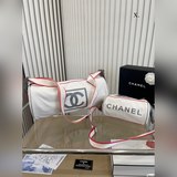 Нейлоновая сумка Chanel для боулинга очень легкая, дизайн Chanel также лаконичен