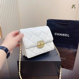 Складная сумка Chanel с квадратной застежкой и стразами, доступна в трех цветах.