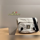 Размер 40,25. Сумка Chanel из подержанного полотна с косым ремнем легко сочетает