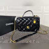 Сумка Chanel Postman среднего размера из лакированной кожи, прочная и износостой