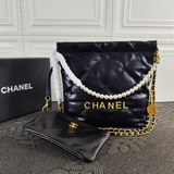 Новая модель сумки Chanel с жемчужной цепочкой, которую можно носить через плечо