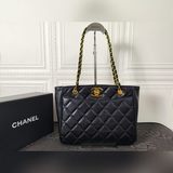 Сумка для покупок chanevintage с золотыми застежками в виде шариков. Эта сумка п