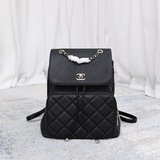 Новые модели рюкзаков Chanel уже в продаже. Светло-золотистый металл в сочетании