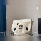Сумка Chanel через плечо – это универсальный аксессуар, который подходит как для