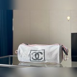 Нейлоновая сумка Chanel для боулинга очень легкая, дизайн Chanel также лаконичен