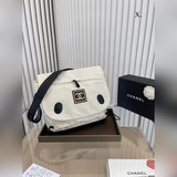 Сумка Chanel через плечо – это универсальный аксессуар, который подходит как для