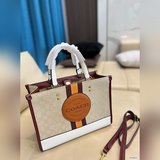В комплекте с коробкой. Классическая сумка Coach. Сумка через плечо. Отлично под