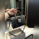 Сумка Coach с кожаным ремнем через плечо обладает привлекательным внешним видом 