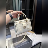 Сумка Coach с кожаным ремнем через плечо обладает привлекательным внешним видом 