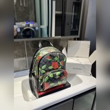 Рюкзак Coach с цветочным узором по всему рюкзаку напоминает лучик солнца зимой, 