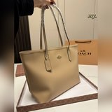 Размер (с коробкой)： 33 × 28. Новая сумка для покупок COACH отличается большим о