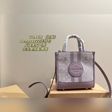 Размер коробки 22,22 см. Сумка Coach Dempsey 22 выглядит нежно и элегантно, идеа