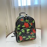 Рюкзак Coach. Этот рюкзак можно носить на плече или на спине. Он отличается искл