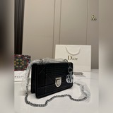 Размер (с коробкой)： 21 × 13. Сумка Dior AWA Shield Chain Bag имеет лаконичные л