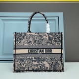 【Di0r Book Tote】 Большинство людей, приобретая товары роскошных брендов, в перву