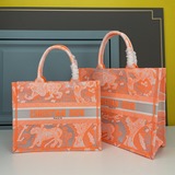 【Di0r Book Tote】 Большинство людей, приобретая товары роскошных брендов, в перву