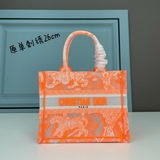 Маленькая сумка с вышивкой в виде синей буквы D, 26,5 см, BOOK TOTE. Эта сумка B