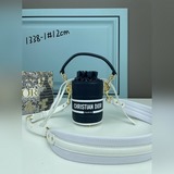 Кожаная сумка-бакет от Dior, созданная Марией Грацией Кьяри (Maria Grazia Chiui)