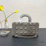 Эксклюзивная модель Lady от Dior： новая сумка с клапаном из кожи с рельефным узо