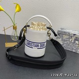 Кожаная сумка-бакет от Dior, созданная Марией Грацией Кьяри (Maria Grazia Chiui)