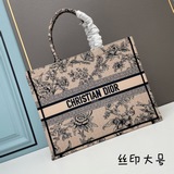 【Di0r Book Tote】 Большинство людей, приобретая товары роскошных брендов, в перву
