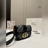 (Складная коробка) Размер： 22 × 15 Новая сумка-седло Dior имеет форму полумесяца