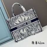 【Di0r Book Tote】 Большинство людей, приобретая товары роскошных брендов, в перву
