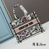 Маленькая сумка с белым сетчатым узором и вышивкой, 26,5 см, BOOK TOTE. Эта сумк