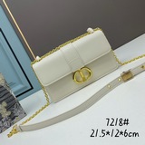 Новая модель Сумка Di0r 30 Montaigne, вдохновленная моделью Dior 1947 года.
