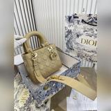 Складная сумка Dior Diana. Эксклюзивная фотография Dior. Цвет очень точный, отли