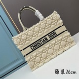 Эта сумка Book Tote была создана Марией Гланье, креативным директором женской ли