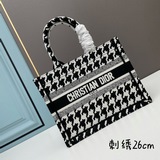 Маленькая сумка с белым сетчатым узором и вышивкой, 26,5 см, BOOK TOTE. Эта сумк
