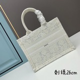 Маленькая сумка с белым сетчатым узором и вышивкой, 26,5 см, BOOK TOTE. Эта сумк
