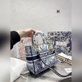 Складная подарочная упаковка. Сумка Dior Lady D-Lite с вышивкой, такая же, как у