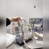 Складная подарочная упаковка. Сумка Dior Lady D-Lite с вышивкой, аналогичная мод