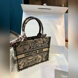 Складная подарочная коробка. Сумка Dior Tote. Могу только сказать, что узор Dior