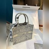 Складная подарочная коробка. Сумка Dior Tote. Могу только сказать, что узор Dior