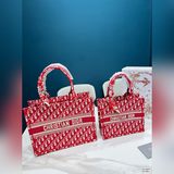 Складная подарочная коробка. Сумка Dior Tote. Могу только сказать, что узор Dior
